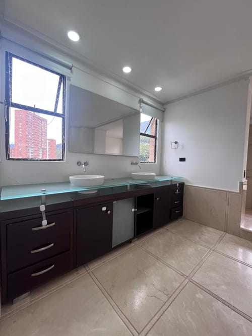 Apartamento de 4 alcobas en arriendo en Los Naranjos, Medellín, 400 m² · foto 24 de 24