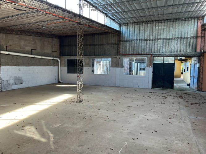 Galpón en alquiler, buenas dimensiones. Carrasco Norte. · Foto 2