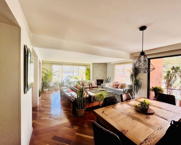 Apartamento de 3 alcobas en venta en Santa Barbara Central, Bogotá, 203 m² · foto 2 de 24