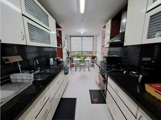 Apartamento de 3 alcobas en venta en Lindaraja, Bogotá, 192 m² · foto 4 de 17