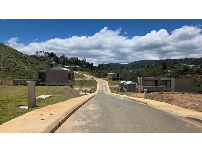 Lote en venta en Las Palmas, Envigado, 244 m² · foto 2 de 11
