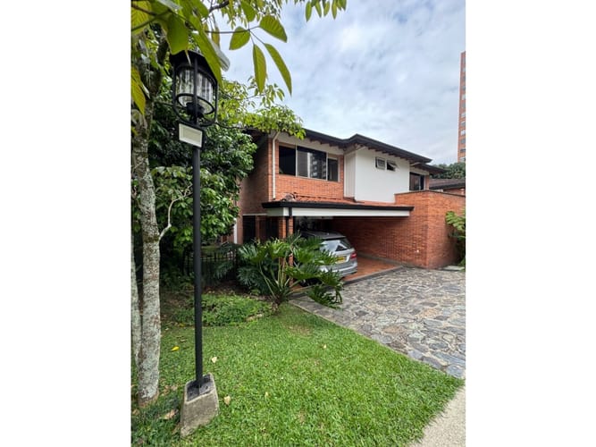 Casa de 3 alcobas en venta en Loma Benedictinos, Envigado, 316 m² · foto 2 de 24