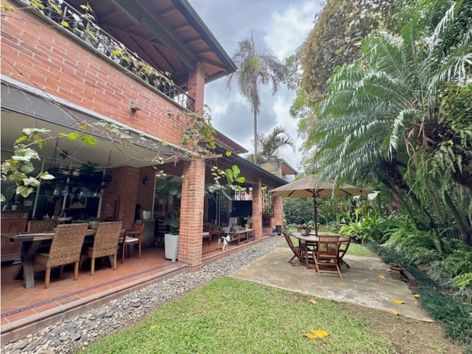 Casa de 3 alcobas en venta en Loma Benedictinos, Envigado, 316 m² · foto 11 de 24