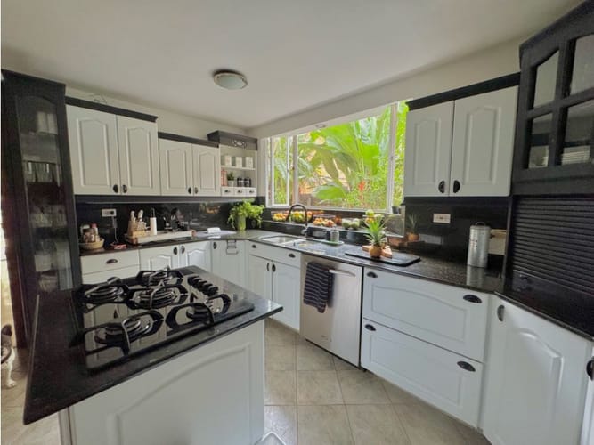 Casa de 3 alcobas en venta en Loma Benedictinos, Envigado, 316 m² · foto 17 de 24