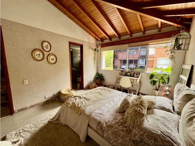 Casa de 3 alcobas en venta en Loma Benedictinos, Envigado, 316 m² · foto 19 de 24