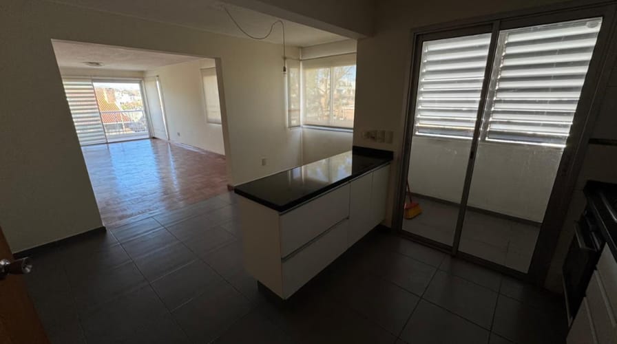 Alquiler Amplio Apartamento 3 Dormitorios Doble Garaje A 1 Cuadra De La Rambla En Malvin · Foto 3