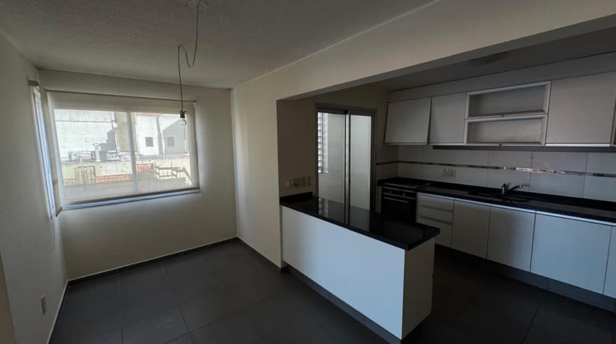 Alquiler Amplio Apartamento 3 Dormitorios Doble Garaje A 1 Cuadra De La Rambla En Malvin · Foto 5