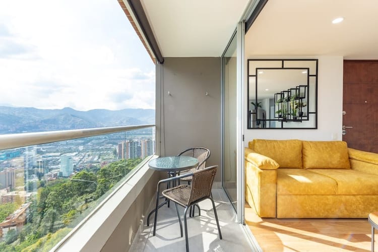 Apartamento de 2 alcobas en venta en El Poblado, Medellín, 75 m² · foto 2 de 24