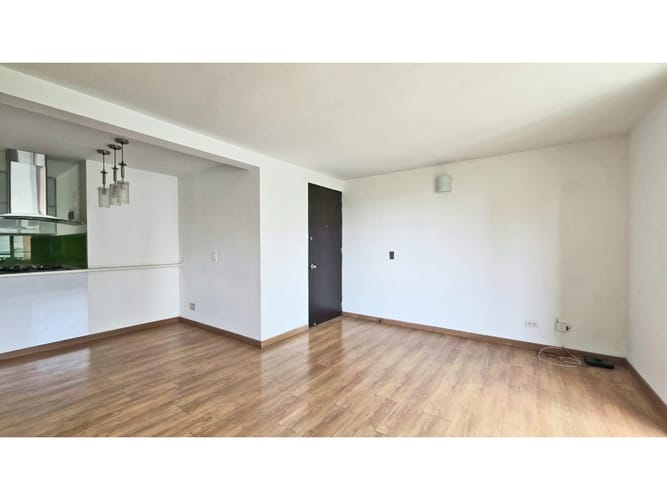 Apartamento de 2 alcobas en venta en Loma De Los Bernal, Medellín, 83 m² · foto 2 de 23