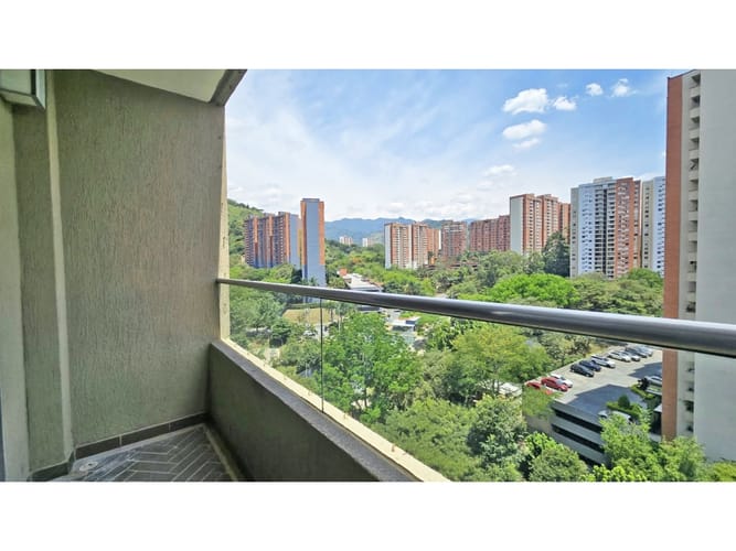 Apartamento de 2 alcobas en venta en Loma De Los Bernal, Medellín, 83 m² · foto 7 de 23