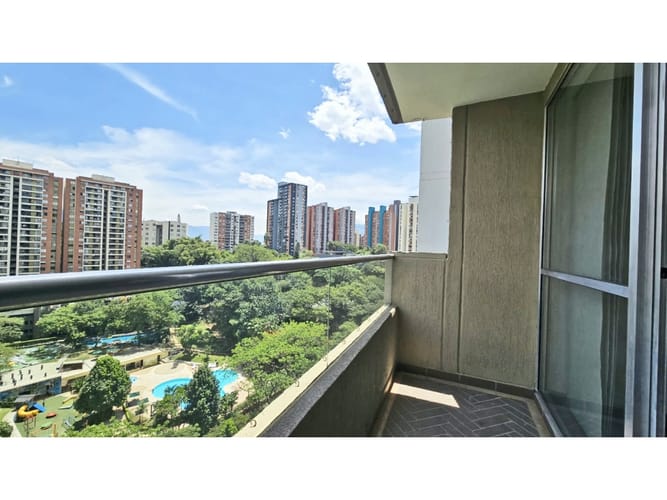 Apartamento de 2 alcobas en venta en Loma De Los Bernal, Medellín, 83 m² · foto 8 de 23
