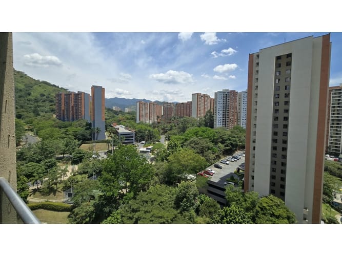 Apartamento de 2 alcobas en venta en Loma De Los Bernal, Medellín, 83 m² · foto 9 de 23