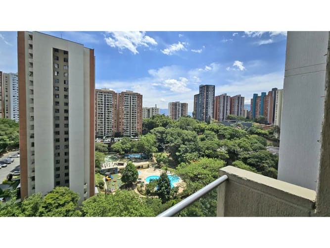 Apartamento de 2 alcobas en venta en Loma De Los Bernal, Medellín, 83 m² · foto 10 de 23