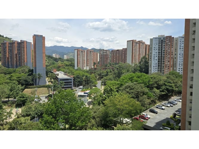 Apartamento de 2 alcobas en venta en Loma De Los Bernal, Medellín, 83 m² · foto 11 de 23