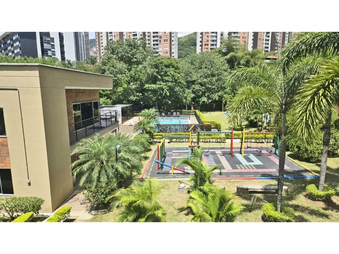 Apartamento de 2 alcobas en venta en Loma De Los Bernal, Medellín, 83 m² · foto 20 de 23