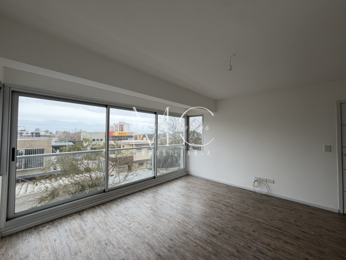 Apartamento de 2 dormitorios en el centro de Maldonado, sobre Joaquín de Viana. · Foto 2