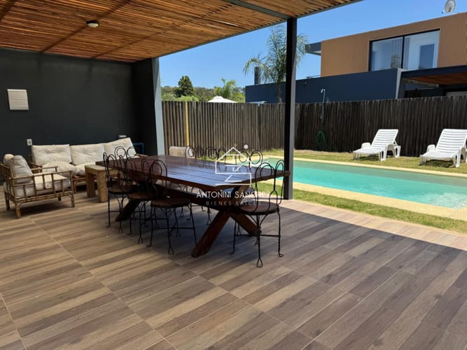 Si sueñas con una propiedad en un barrio cerrado, con piscina propia, amplio parrillero techado con un living exterior esta es tu mejor inversión · Foto 2