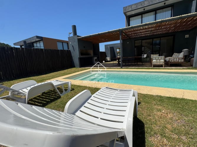 Si sueñas con una propiedad en un barrio cerrado, con piscina propia, amplio parrillero techado con un living exterior esta es tu mejor inversión · Foto 4
