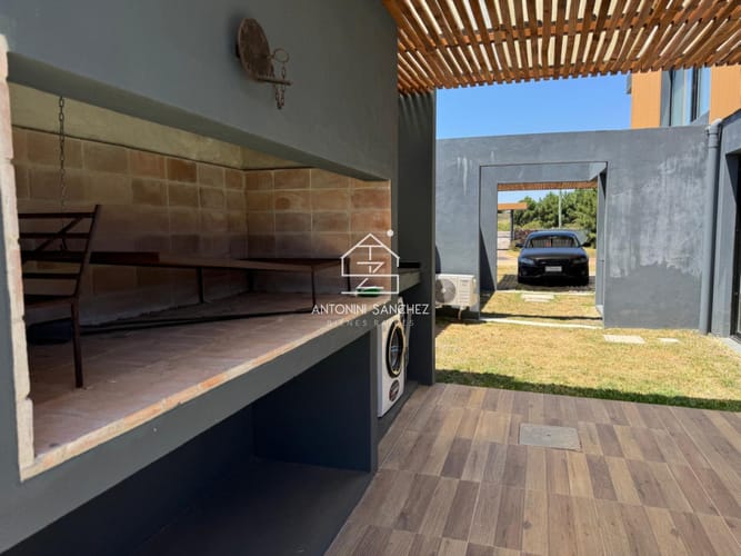Si sueñas con una propiedad en un barrio cerrado, con piscina propia, amplio parrillero techado con un living exterior esta es tu mejor inversión · Foto 5