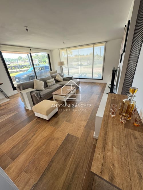 Si sueñas con una propiedad en un barrio cerrado, con piscina propia, amplio parrillero techado con un living exterior esta es tu mejor inversión · Foto 6