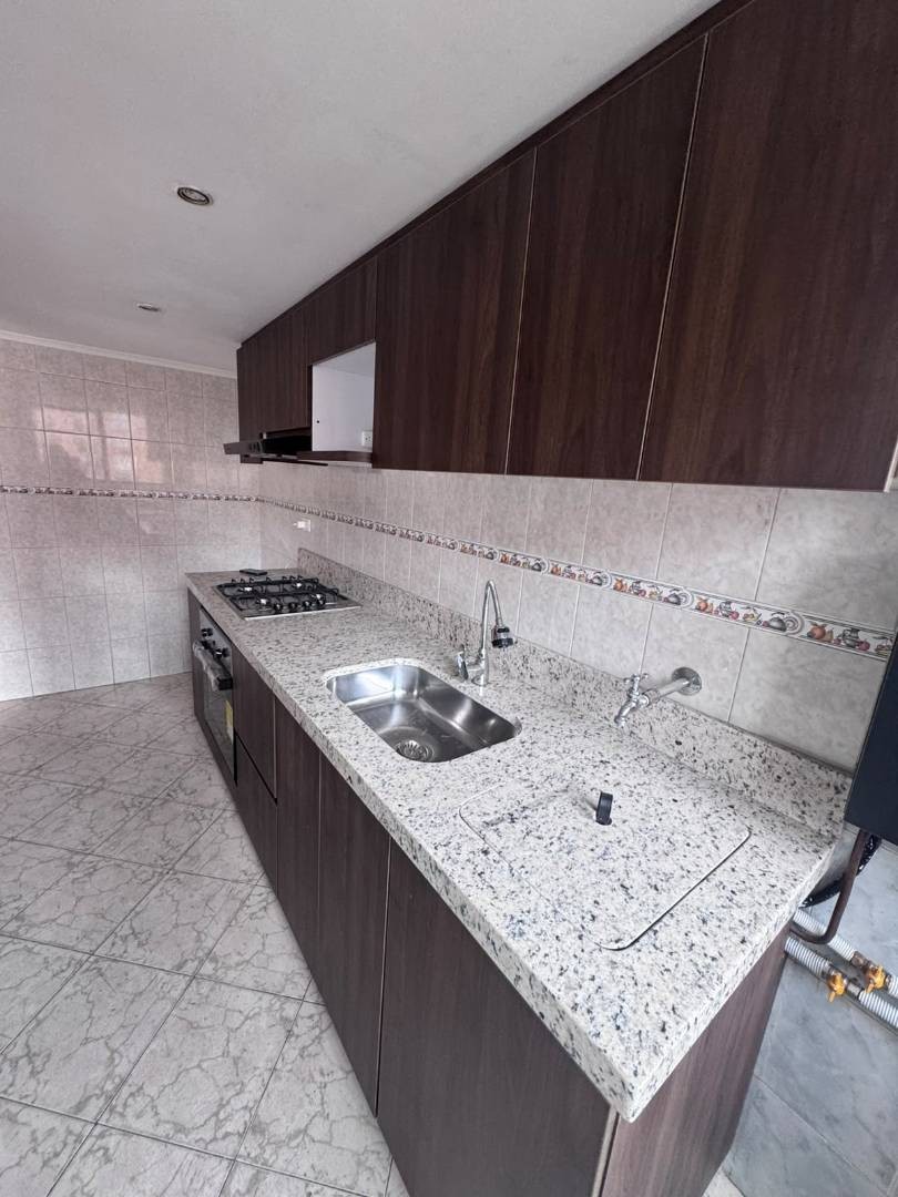 Apartamento en arriendo en Las Ferias, Bogotá · foto 4 de 15