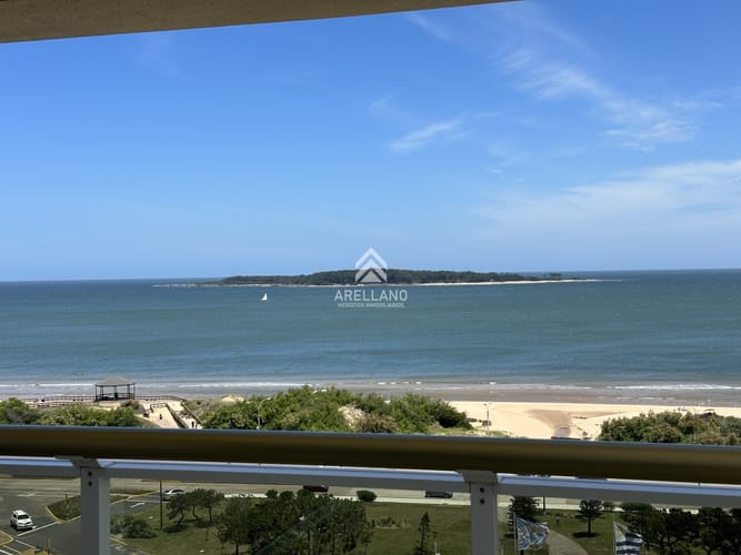 Espectacular apartamento en Mansa Punta del Este, con vista panorámica al mar. · Foto 2