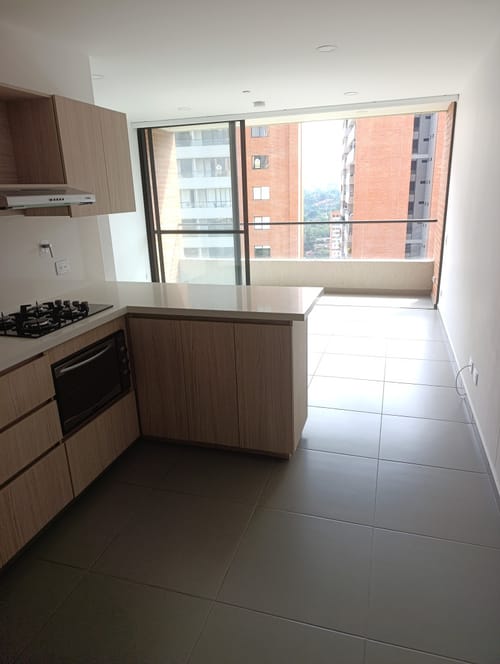 Apartamento de 2 alcobas en arriendo en Loma Del Escobero, Envigado, 80 m² · foto 2 de 14