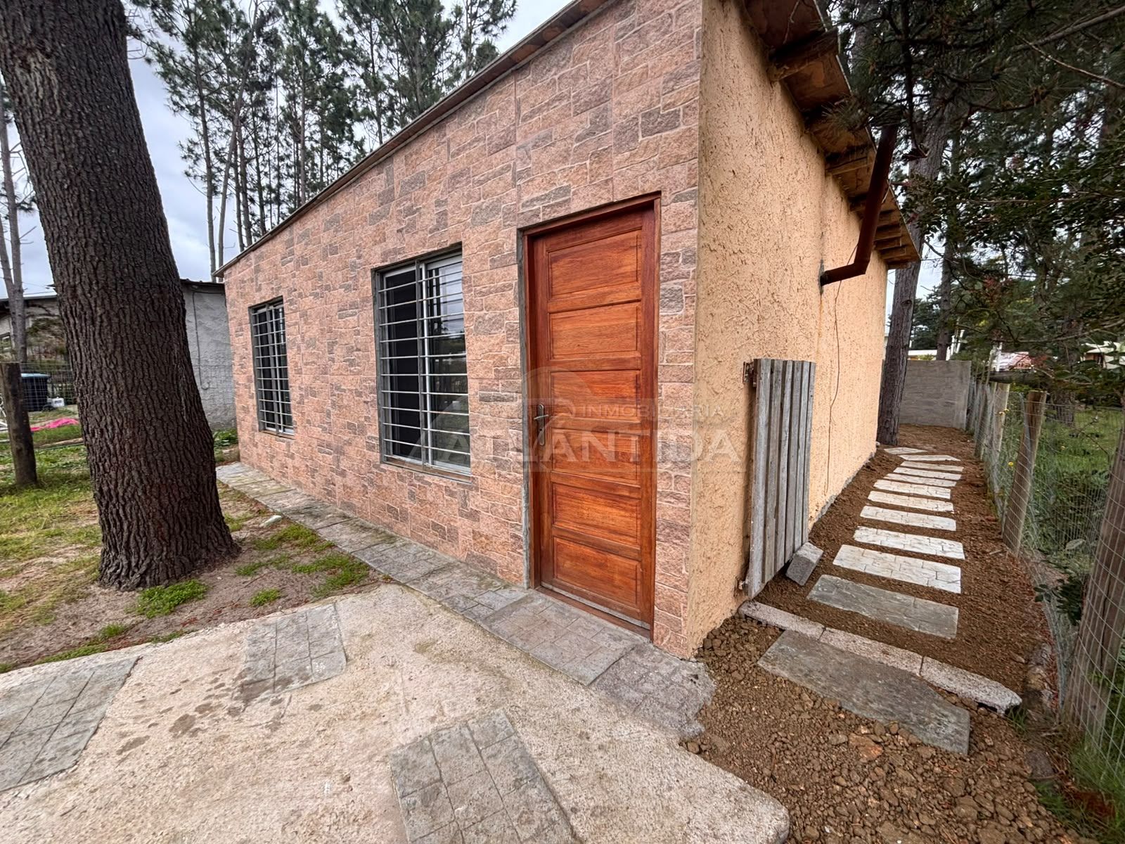 Alquiler Anual En Bello Horizonte,2 Dormitorios, Parrillero, Entrada Para Vehículo. Inmobiliaria Atlántida · Foto 2