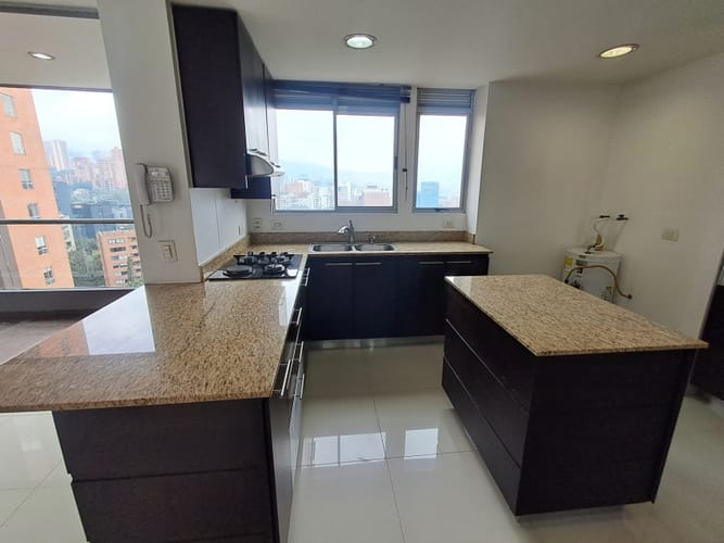 Apartamento de 3 alcobas en arriendo en Lalinde, Medellín, 130 m² · foto 5 de 24
