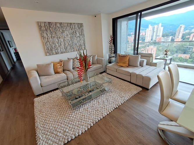 Apartamento de 3 alcobas en arriendo en El Castillo, Medellín, 138 m² · foto 2 de 24