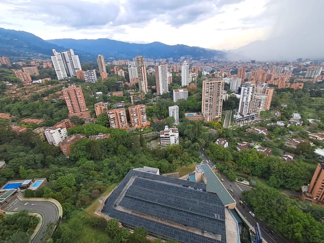 Apartamento de 3 alcobas en arriendo en El Castillo, Medellín, 138 m² · foto 3 de 24