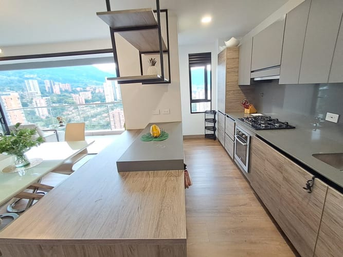 Apartamento de 3 alcobas en arriendo en El Castillo, Medellín, 138 m² · foto 7 de 24