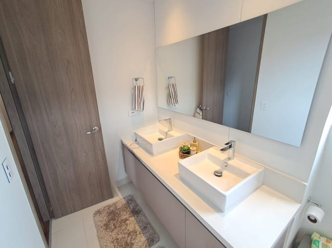 Apartamento de 3 alcobas en arriendo en El Castillo, Medellín, 138 m² · foto 23 de 24