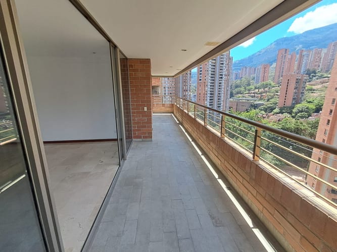 Apartamento de 3 alcobas en arriendo en El Tesoro, Medellín, 173 m² · foto 2 de 24