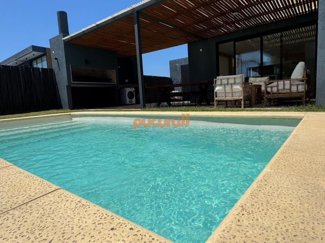 Si sueñas con una propiedad en un barrio cerrado, con piscina propia, amplio parrillero techado con un living exterior esta es tu mejor inversión · Foto 3