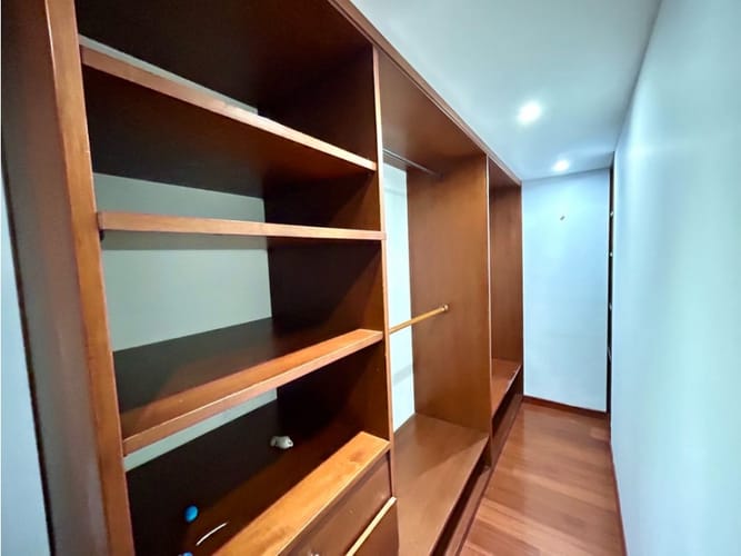Apartamento de 3 alcobas en venta en Santa Barbara, Bogotá, 230 m² · foto 13 de 21