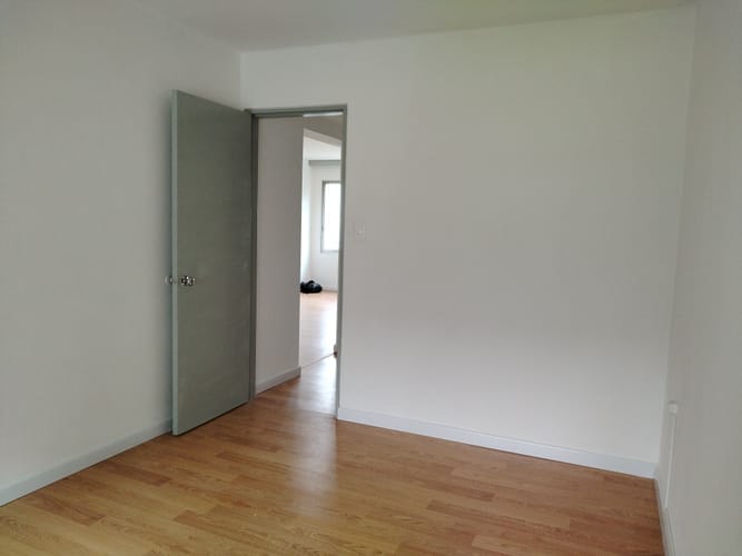 Impecable apartamento, reciclado a nuevo,en zona Centro, a 2cuadras de Rambla y 2 de Plaza Independencia.  y Casa de Gobierno.Piso 5 al frente, luminoso.Admite vivienda u oficina, .Dos dormitorios, baño completo,cocina y lavadero.Vigilancia  y · Photo 8
