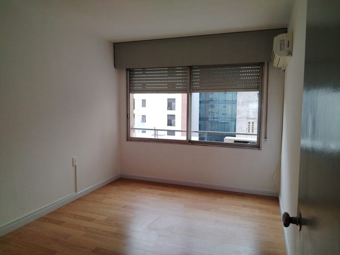 Impecable apartamento, reciclado a nuevo,en zona Centro, a 2cuadras de Rambla y 2 de Plaza Independencia.  y Casa de Gobierno.Piso 5 al frente, luminoso.Admite vivienda u oficina, .Dos dormitorios, baño completo,cocina y lavadero.Vigilancia  y · Photo 6