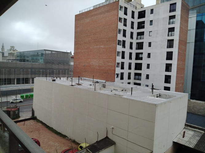 Impecable apartamento, reciclado a nuevo,en zona Centro, a 2cuadras de Rambla y 2 de Plaza Independencia.  y Casa de Gobierno.Piso 5 al frente, luminoso.Admite vivienda u oficina, .Dos dormitorios, baño completo,cocina y lavadero.Vigilancia  y · Foto 2