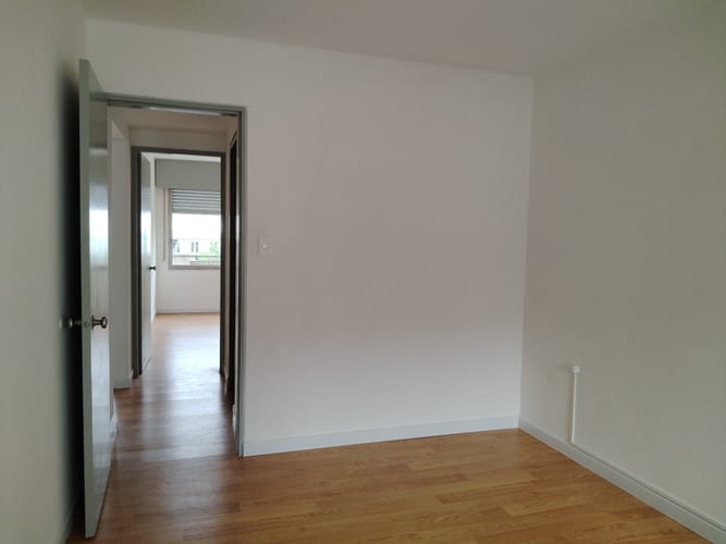 Impecable apartamento, reciclado a nuevo,en zona Centro, a 2cuadras de Rambla y 2 de Plaza Independencia.  y Casa de Gobierno.Piso 5 al frente, luminoso.Admite vivienda u oficina, .Dos dormitorios, baño completo,cocina y lavadero.Vigilancia  y · Photo 7