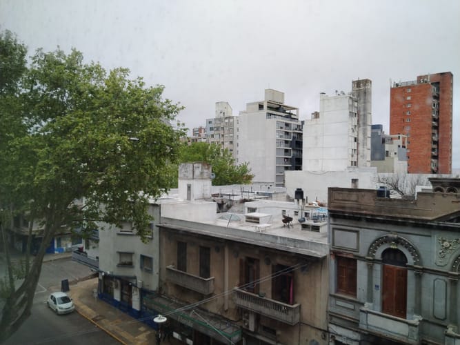 Impecable apartamento, reciclado a nuevo,en zona Centro, a 2cuadras de Rambla y 2 de Plaza Independencia.  y Casa de Gobierno.Piso 5 al frente, luminoso.Admite vivienda u oficina, .Dos dormitorios, baño completo,cocina y lavadero.Vigilancia  y · Foto 3