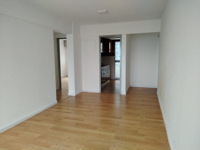 Impecable apartamento, reciclado a nuevo,en zona Centro, a 2cuadras de Rambla y 2 de Plaza Independencia.  y Casa de Gobierno.Piso 5 al frente, luminoso.Admite vivienda u oficina, .Dos dormitorios, baño completo,cocina y lavadero.Vigilancia  y · Foto 5