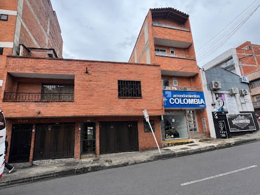 Casa de 8 alcobas en venta en El Dorado, Envigado, 200 m² · foto 2 de 11