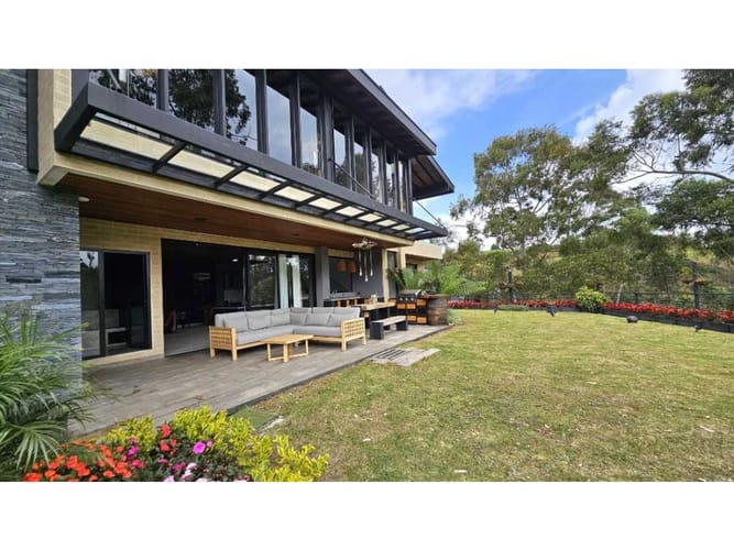 Casa de 5 alcobas en venta en Las Palmas, Envigado, 550 m² · foto 2 de 24