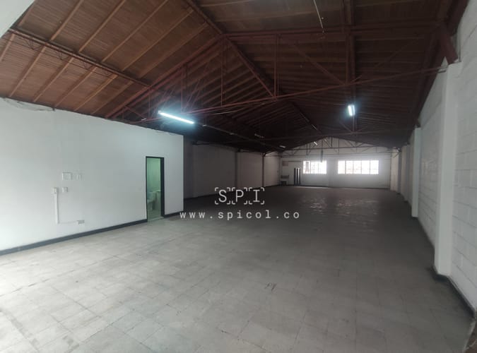 Bodega en arriendo en Viviendas Del Sur, Medellín, 288 m² · foto 2 de 12