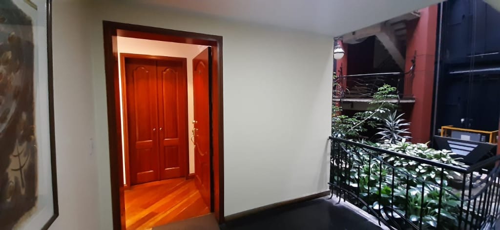 Apartaestudio en venta en Chicó Alto, Bogotá, 49 m² · foto 2 de 18