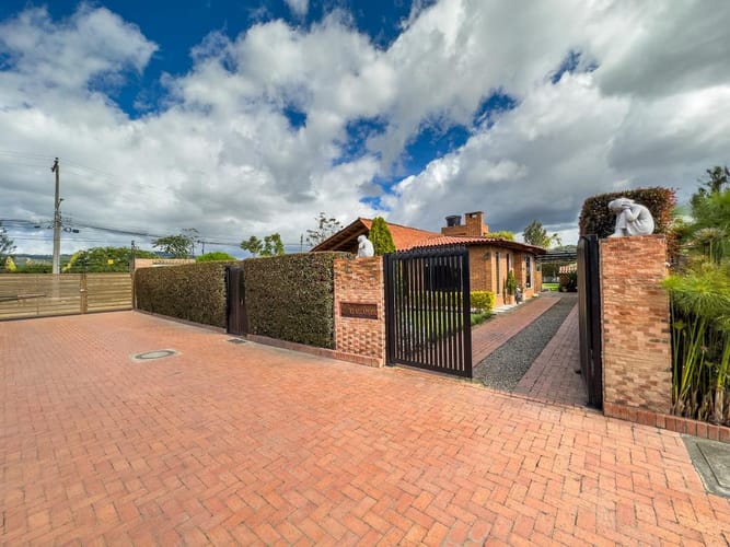 Casa de 3 alcobas en venta en Canelon, Cajicá, 255 m² · foto 2 de 24