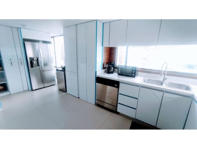 Apartamento de 4 alcobas en venta en Santa Barbara, Bogotá, 257 m² · foto 4 de 14