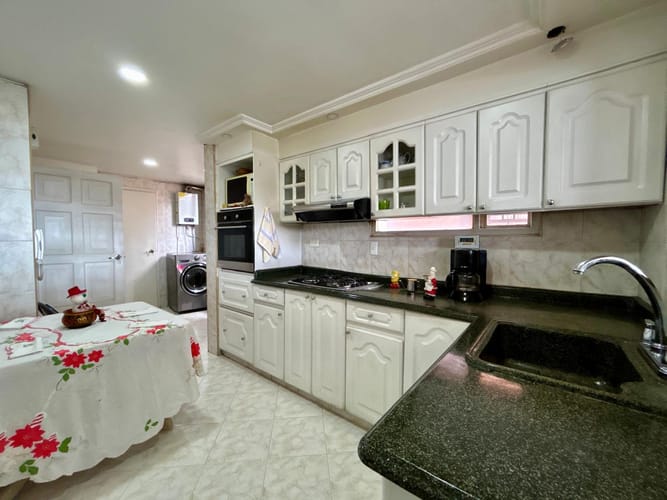 Apartamento de 3 alcobas en venta en Chico, Bogotá, 247 m² · foto 9 de 19