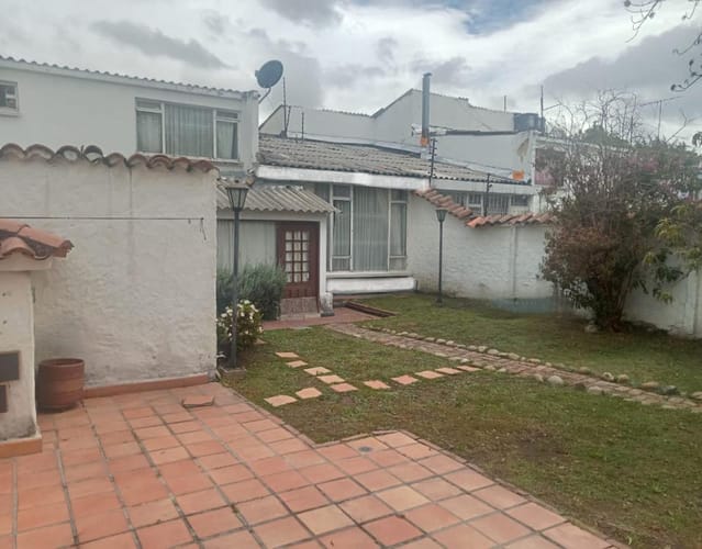 Casa de 4 alcobas en venta en Pontevedra, Bogotá, 330 m² · foto 2 de 22